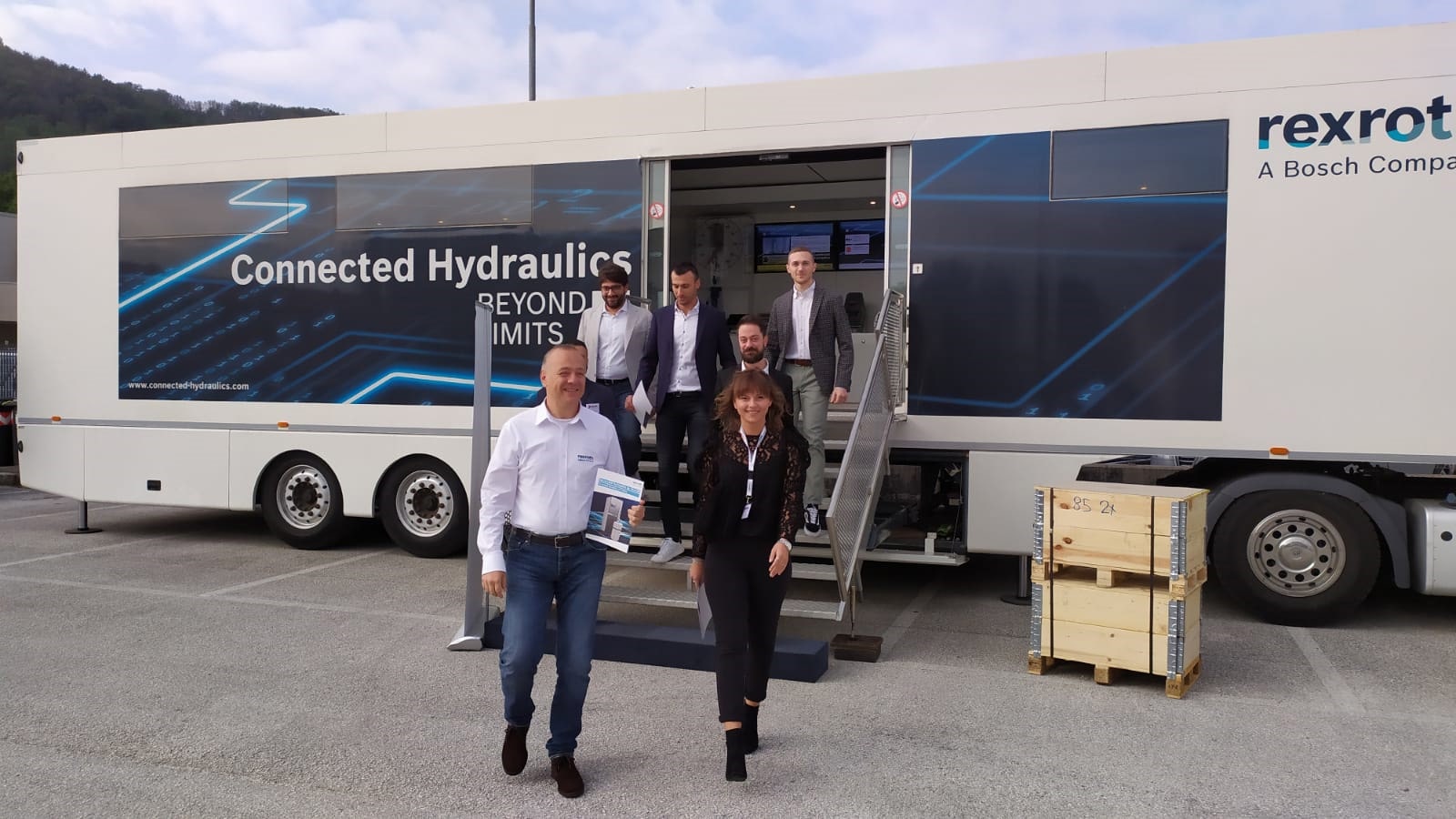 To discover new solutions for connected hydraulics
